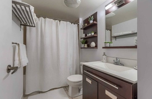 King West Village Condo | Lakeview High Rise 2 beds + Indoor Parking