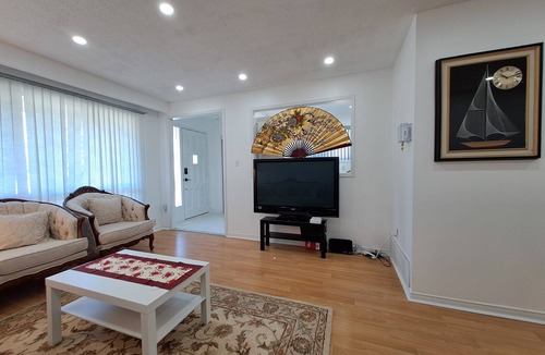 Malton House | Lala-land (5km/8min from Pearson airport; 250m to Westwood mall; 2.5km to GO)