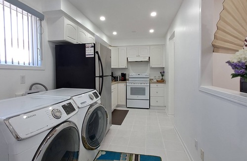 Malton House | Lala-land (5km/8min from Pearson airport; 250m to Westwood mall; 2.5km to GO)