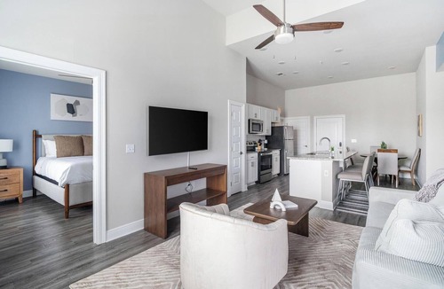 Harvey Apartment | Landing | Chic 3BD, Clubhouse, Gym