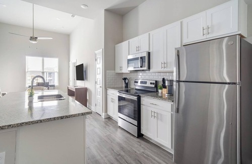 Harvey Apartment | Landing | Chic 3BD, Clubhouse, Gym