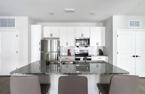 Port Malabar Apartment | Landing | Stunning 2BD, Gym, Pool