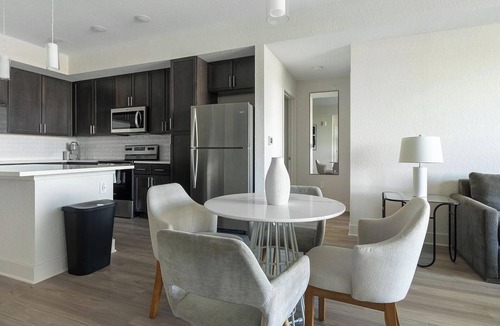Palmetto Apartment | Landing | Stunning 2BD, Pool, Yoga Studio