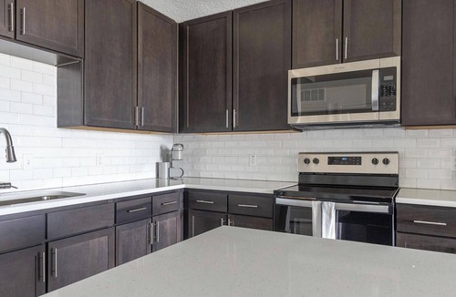 Palmetto Apartment | Landing | Stunning 2BD, Pool, Yoga Studio