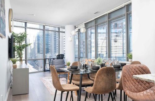 Bay Cloverhill Apartment | Large 2BR on Bay Street 4 Beds with Balcony