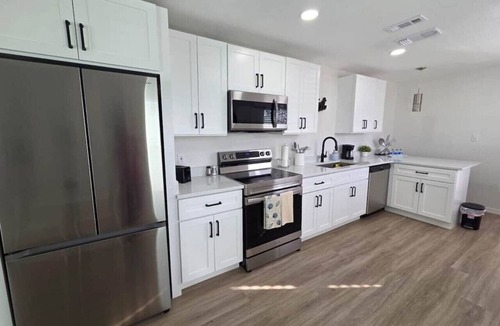 United Central House | Large 4 bedroom close to Beach and Downtown!
