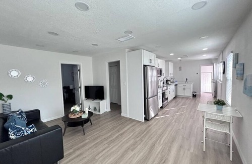 United Central House | Large 4 bedroom close to Beach and Downtown!