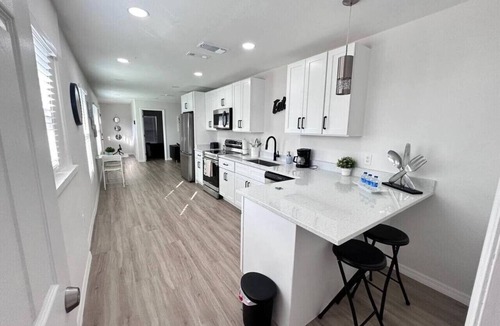 United Central House | Large 4 bedroom close to Beach and Downtown!