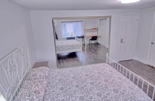 Thornhill House | Large and beautiful master room with private bathroom