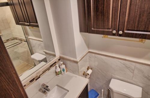 Thornhill House | Large and beautiful master room with private bathroom