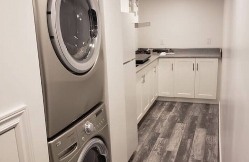 East Credit House | Large Basement apartment Near Sq One Mississauga