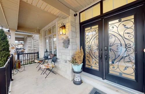Oakville House | Large & Comfy Family Home in Oakville