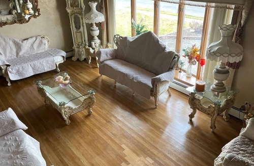 South Valley Stream House | Large Family home! Quick transport to NYC!