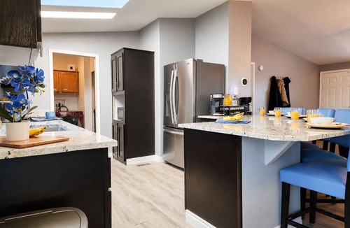 Page House | Large house w custom murals/2 Kings/Fun backyard/Games/Grill/Dogs OK/Boat parkin