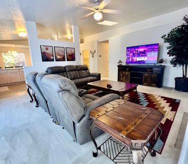 Prescott House | Large Prescott Home w3-car Garage Central & Quiet