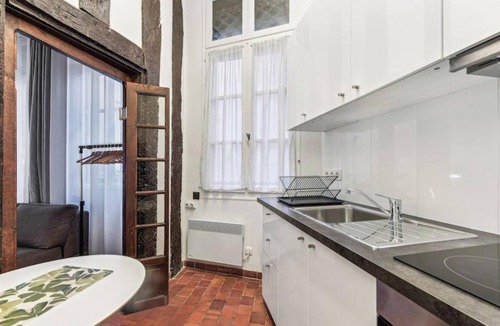 1st Arrondissement Apartment | Large Studio Apartment Close to Pyramides Metro