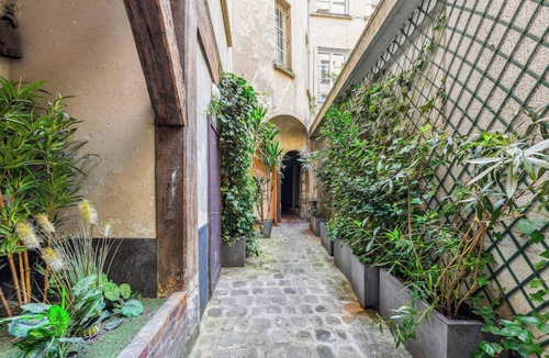 1st Arrondissement Apartment | Large Studio Apartment Close to Pyramides Metro