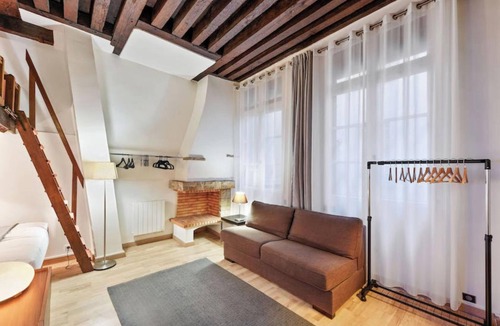 1st Arrondissement Apartment | Large Studio Apartment Close to Pyramides Metro