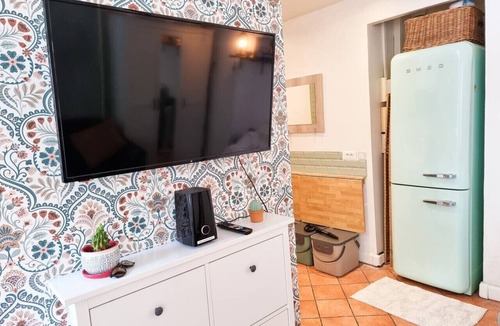 Suresnes Apartment | Large studio with terrace 15 minutes from Paris-La Défense