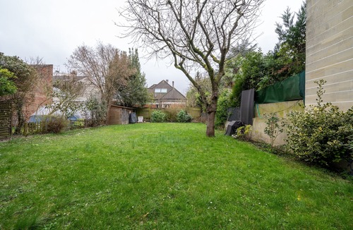 Suresnes Villa | Large villa with garden in Suresnes - Welkeys