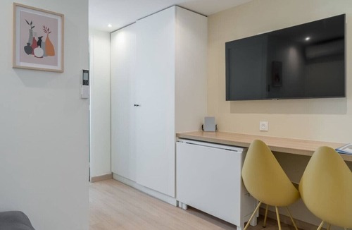 Strasbourg -Saint-Denis Apartment | Lavie Maison: Parisian Aircon Gem