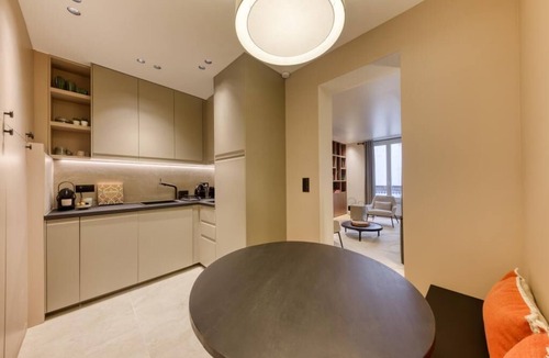 9th Arrondissement Apartment | Les Reflets des Martyrs
