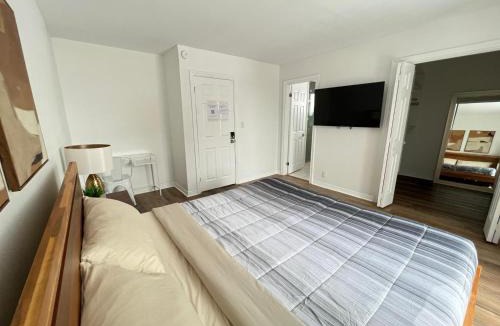 Barrie House | Letitia Heights !E Spacious and Quiet Private Bedroom with Private Bathroom