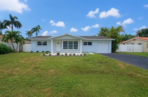Lighthouse Point House | Lighthouse Point Poolside Retreat