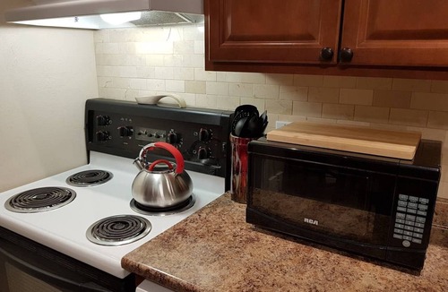 Sarnia Apartment | Lincoln's Red Door - HUGE 4 BR/2 BA private APT