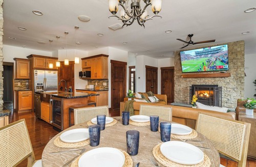 Bellefonte House | Lion’s Lookout | PSU Retreat w/Hot Tub & Game Room