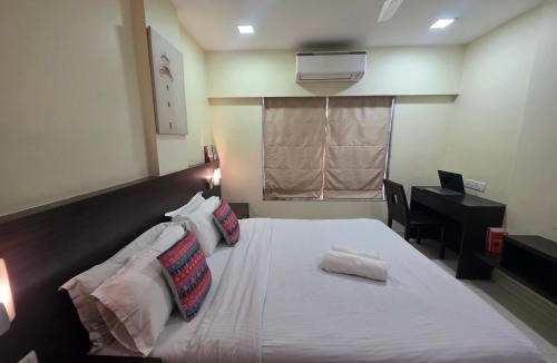 Park Road Apartment | Lite Stays - Vile Parle East