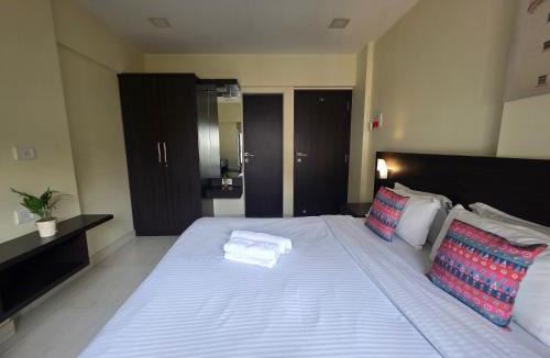 Park Road Apartment | Lite Stays - Vile Parle East