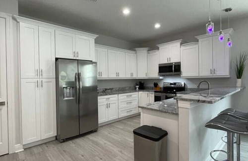 Courier City - Oscawana House | Lively SoHo Luxury Townhome in Hyde Park!