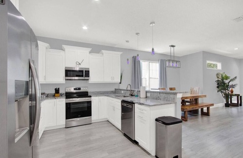 Courier City - Oscawana House | Lively SoHo Luxury Townhome in Hyde Park!