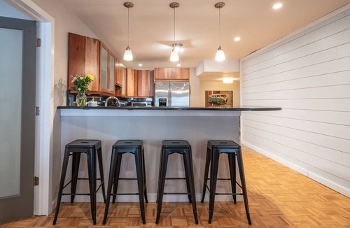 Bayshore Gardens Condo | Location! 1 Block from Bayshore/SOHO/Hyde Park