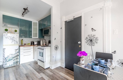 Parkdale Apartment | Loft Bed Sun-Filled High Ceiling Boutique Studio Downtown