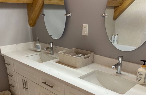 King Cottage | Log house with pool! Close to Toronto! 5 mins from downtown Bolton!