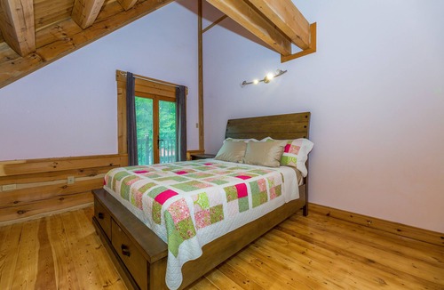 King Cottage | Log house with pool! Close to Toronto! 5 mins from downtown Bolton!