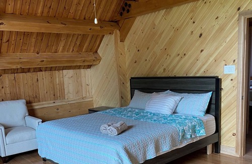 King Cottage | Log house with pool! Close to Toronto! 5 mins from downtown Bolton!