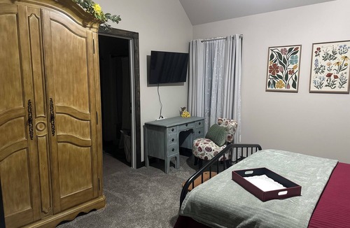 Cambra Bed & Breakfast | Loie’s Suite - room at Bramble House of Bloomingdale LLC, Bed & Breakfast