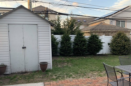 Long Beach House | Long Beach 2 bedroom with private yard half block to beach and boardwalk