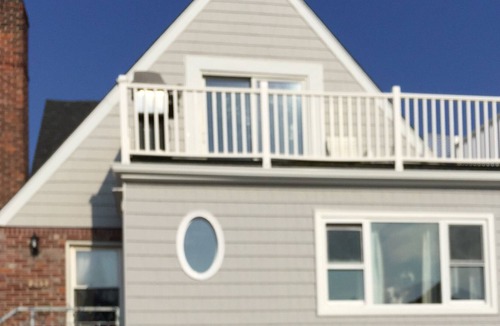 Long Beach House | Long Beach 2 bedroom with private yard half block to beach and boardwalk