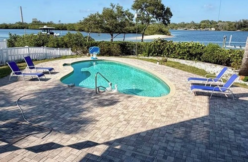 Tarpon Springs Apartment | Long term Riverside Retreat with Pool