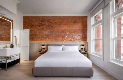 Beaconsfield Village House | Look No Further! On-Site Restaurant, Near Trinity Bellwoods Park
