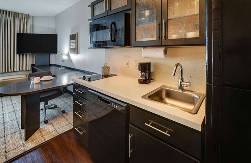 Doral Hotel | Looking for Perfect Spot to Relax? Enjoy Our Room w/Full-Kitchen, FREE Parking