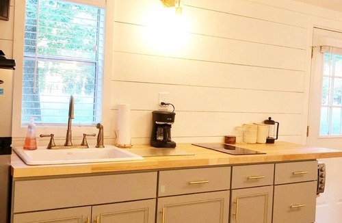 Mathias Cabin | Lost River Tiny House, dog-friendly + hot tub