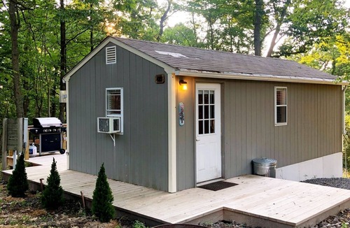 Mathias Cabin | Lost River Tiny House, dog-friendly + hot tub