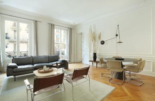 Palais-Royal Apartment | Louvre Apartment