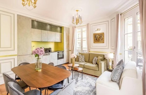 Les Halles Apartment | LOUVRE,NOTRE DAME-EXPLORE THE CITY'S ICONIC LANDMARKS, JUST MINUTES AWAY ON FOOT