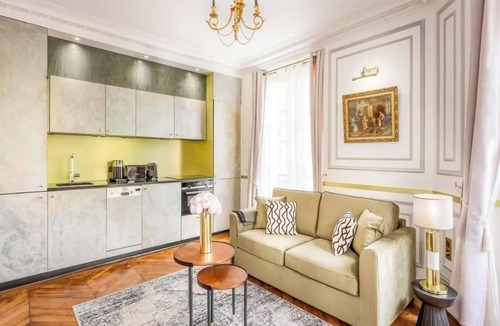 Les Halles Apartment | LOUVRE,NOTRE DAME-EXPLORE THE CITY'S ICONIC LANDMARKS, JUST MINUTES AWAY ON FOOT